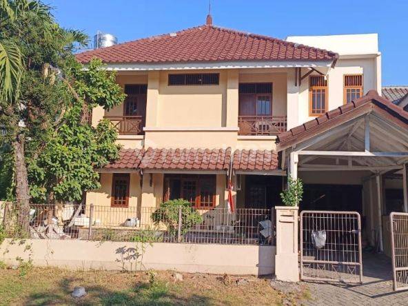 Rumah 2 Lantai Villa Westwood Pakuwon City Terawat Siap Huni