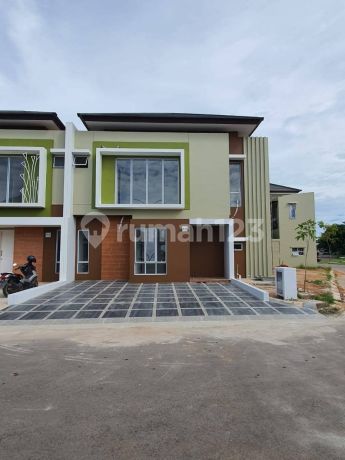 2-Story Hook House Beverly Green 2-Story Hook House Beverly Green