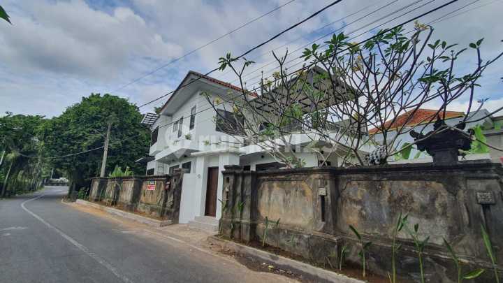 Rumah Baru 2 Lantai Hook di Puri Ratu Jimbaran, Strategis, SHM, Siap Huni