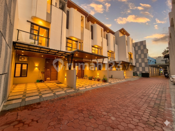 House in the Heart of a Strategic City, Solid.