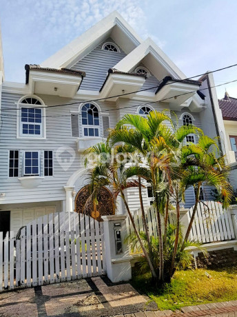 Rumah Darmo Hill American Style Mayjend Sungkono Hadap Selatan