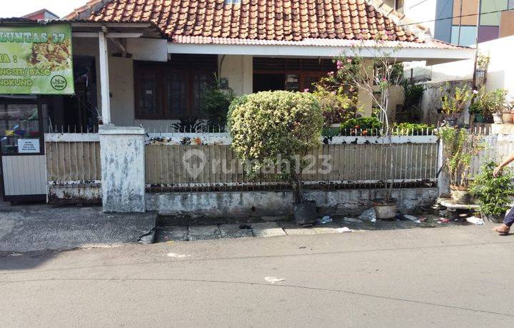 Rumah Tua Cocok Bangun Kost Kostan, 100 Meter Ke Salemba Raya