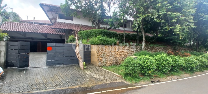 Hook House with Elevator and Pool in Pondok Indah Golf Hill