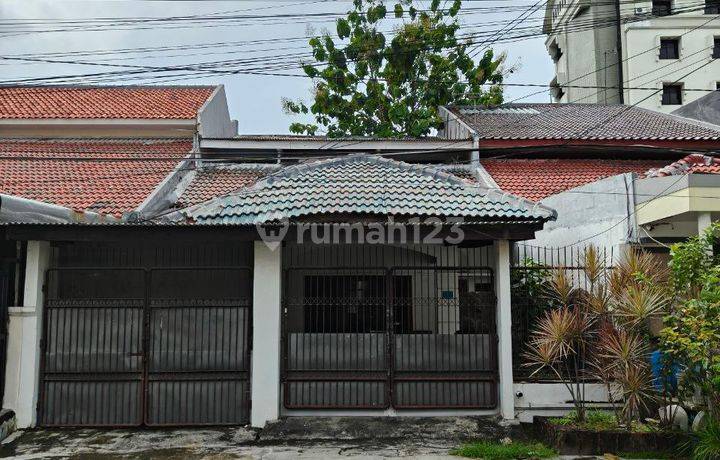 Rumah Manyar Kartika, Surabaya Timur, Strategis