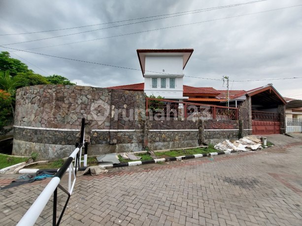 Rumah Hook Mulyosari Prima, Surabaya Timur, Semi Furnished, Strategis