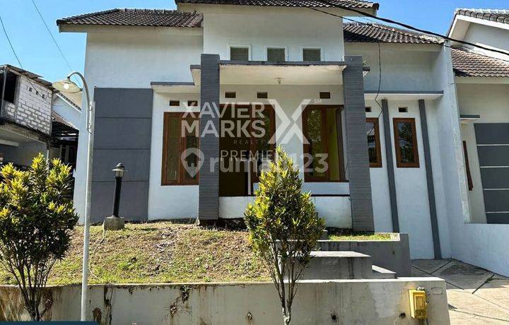 Rumah Hook Selangkah Dari Unmer di Alam Dieng Residence Malang