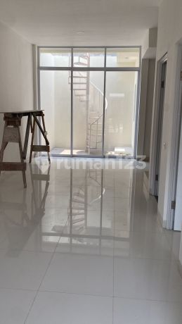 Quick Sale 2-Story House in Ubud Permata Timur, Lippo Karawaci... 4 Bedrooms + 1... Neat...