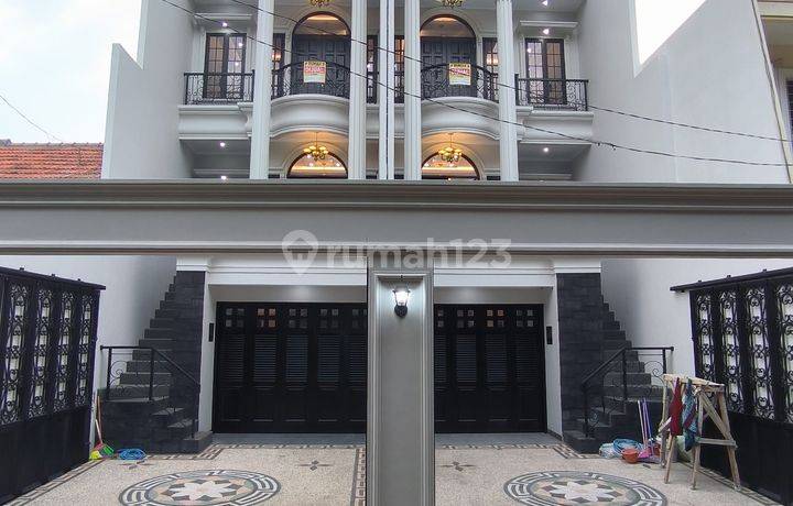 Rumah Mewah 3 lantai Siap Huni Strategis Di Pejaten Jakarta Selatan