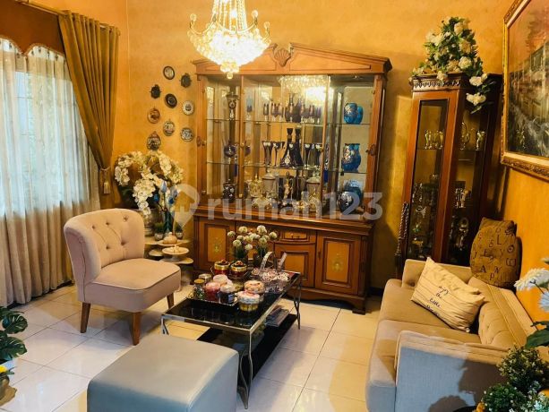 RUMAH 3 LANTAI MEWAH MODERN MINIMALIS SIAP HUNI  LOKASI DI KIARA SARI ASRI BANDUNG