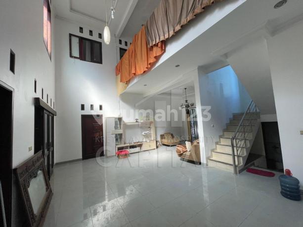 Rumah 2 Setengah Lantaisiap Huni dengan Lingkungan Aaman Nyaman dan Bebas Banjir di Komplek Abadi Regency Sayap Setiabudi