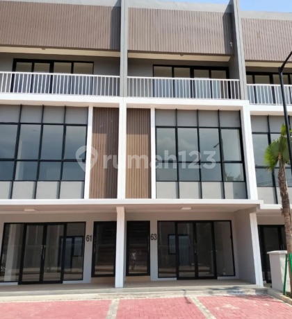 For Sale: Strategic Roadside Shop House in Rawasari