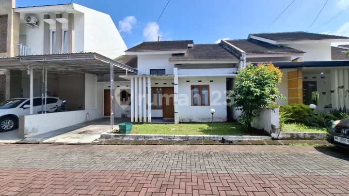 Ready-to-Occupy House in Villa Kelapa Gading - Comfortable &amp; Strategic Residence Mlati Sleman