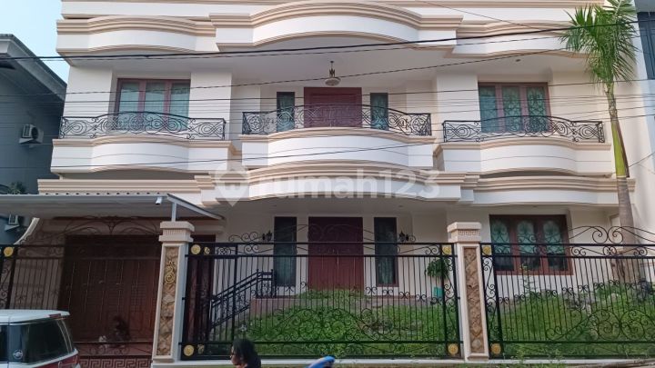 Dijual Rumah 21/2 lantai di Jalan Bougenville, panakukkang, makassar (cc)