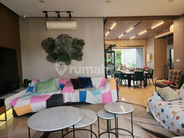 Rumah Mewah 3Lantai Sudah Renovasi Ada Kolam Renang