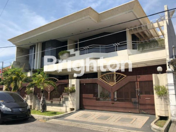 RUMAH MEWAH DAN TERAWAT 2 LT DI DHARMAHUSADA INDAH SURABAYA LOKASI STRATEGIS