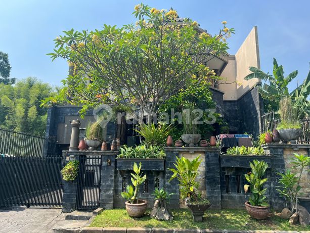 Rumah Mega Kebon Jeruk Kembangan, Jakarta Barat Luas Tanah 300 M² Luas Bangunan 291 M² Bangunan 2 Lantai 4+1 Kamar Tidur 3+1 Kamar Mandi Listrik 4400 Watt Semi Furnish Harga 5,5 Milyar Nett Setarah Njop