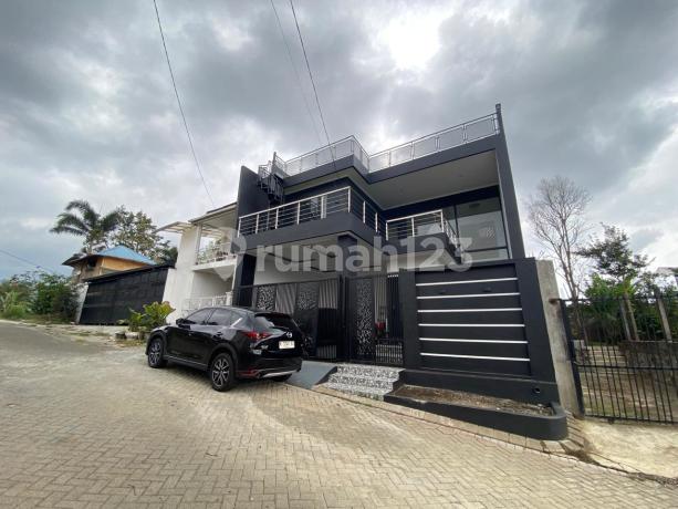Villa / Rumah Mewah Baru 2 Lantai Dekat Skyland View Gunung Villa / Rumah Mewah Baru 2 Lantai Dekat Skyland View Gunung