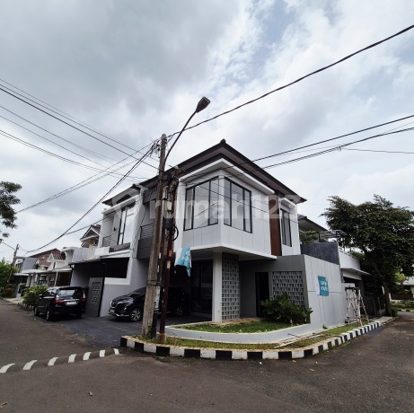 Rumah Modern 2 Lantai 5 KT 4 KM 2 Carport Hoek Surat SHM bisa KPR