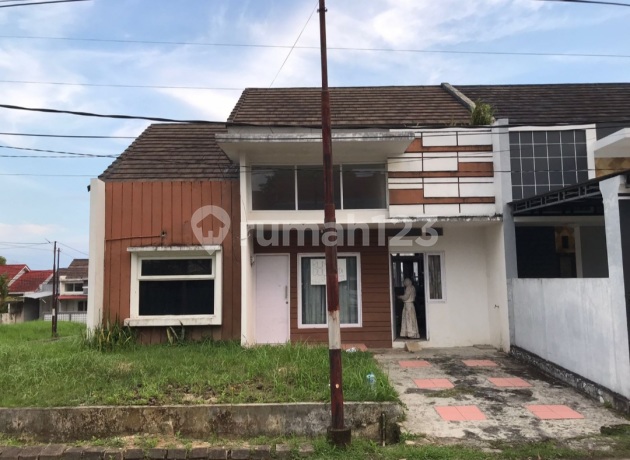 Corner House with Spacious Yard