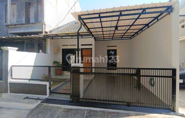 Rumah 2 Lantai Sudah Renovasi Semi Furnished SHM di Graha Batu Karang, Bandung