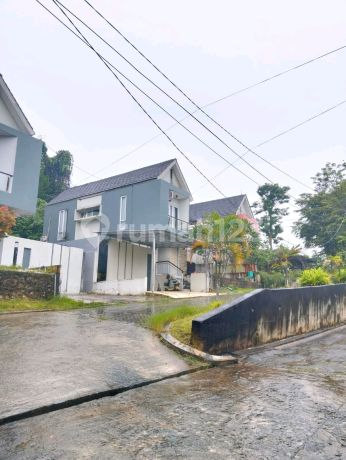 Rumah Dua Lantai Lahan Luas View Cantik Unit Seperti Ini Jarang Ada Rumah Bagus HGB di Cluster Ebony Blok Eb No.10, Kelurahan Gunungsamarinda, Balikpapan Utara, Kota Balikpapan, Kalimantan Timur, Indonesia, 76125, Balikpapan Tengah