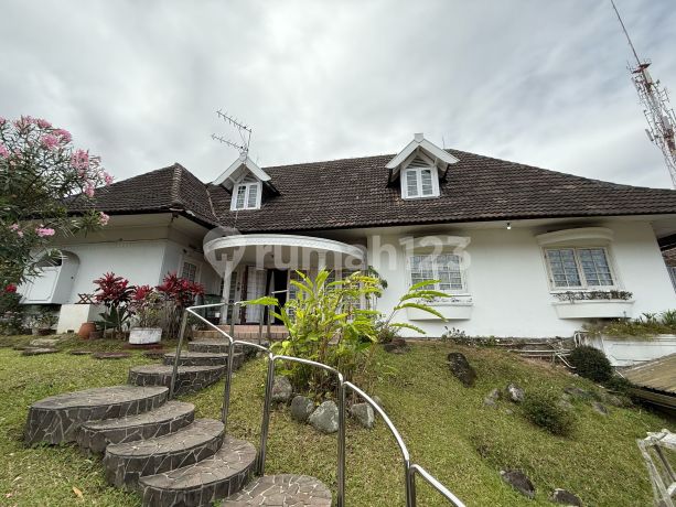 Rumah Klasik Di Setra Sari Indah