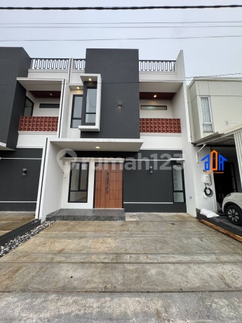 3-Storey Ready-to-Occupy House Adjacent to Jagakarsa with Easy Toll Road Access 3-Storey Ready-to-Occupy House Adjacent to Jagakarsa with Easy Toll Road Access