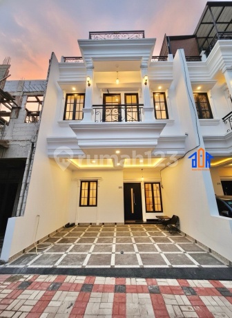 Luxury 3-Story Ready-to-Live-in House in a Serene Complex Luxury 3-Story Ready-to-Live-in House in a Serene Complex