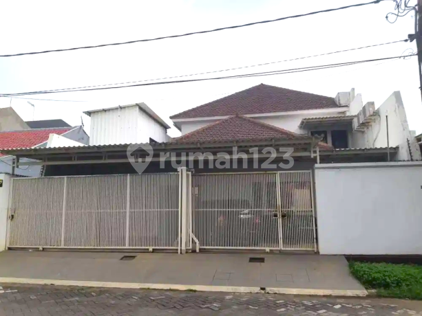 Rumah Mewah Minimalis di Manyar Tirtomoyo Row 3 Mobil