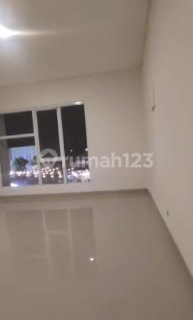 Pisa Grande Shop House, Gading Serpong  
Near Seafood Market  
Land Area 45 m² (4.5 x 10)  
Building Area 90 m² (2 floors)  
Spacious parking  
PPJB ready for AJB  
Price IDR 2.7 B negotiable