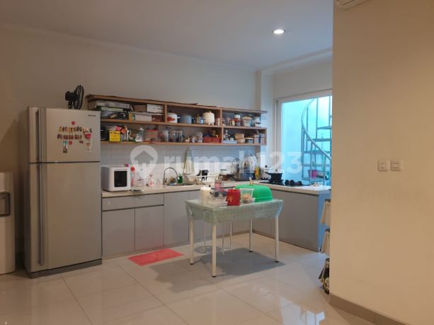 Rumah di Verdant Ville, The Icon, BSD City  Posisi di boulevard utama Tanah 162 m² (9 x 18) Bangunan 210 m² Full renovated KT 3+1 (2 kamar dengan kamar mandi dalam) KM 4+1 Carport 2 Water heater solar hart 1 Listrik 7.700 watt Semi furnished Hadap Utara H