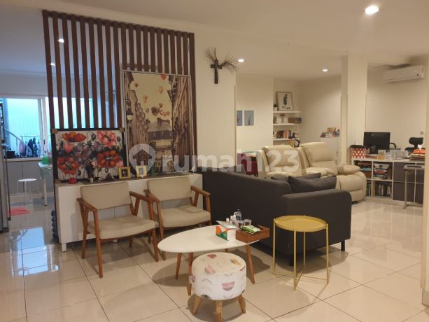 Rumah di Verdant Ville, The Icon, BSD City  Posisi di boulevard utama Tanah 162 m² (9 x 18) Bangunan 210 m² Full renovated KT 3+1 (2 kamar dengan kamar mandi dalam) KM 4+1 Carport 2 Water heater solar hart 1 Listrik 7.700 watt Semi furnished Hadap Utara H