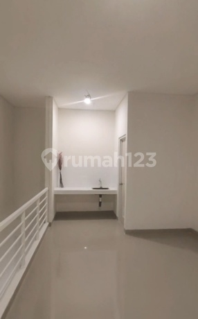 Pisa Grande Shop House, Gading Serpong  
Near Seafood Market  
Land Area 45 m² (4.5 x 10)  
Building Area 90 m² (2 floors)  
Spacious parking  
PPJB ready for AJB  
Price Rp 2.7 B negotiable