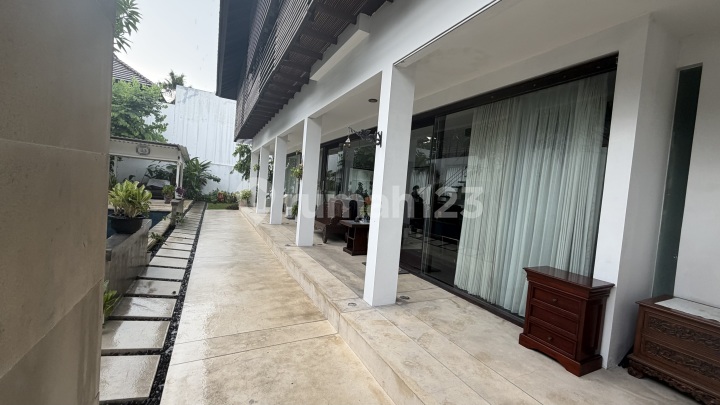 For Sale: Vibe Villa House in the Elite Area of Isen Darmo Harapan