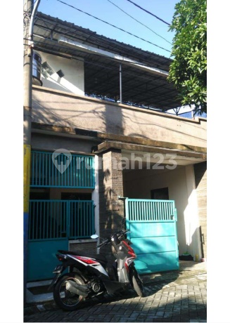 Cheap 2-Story Well-Maintained Old House in Kebraon Near Wiyun, Karangpilang
