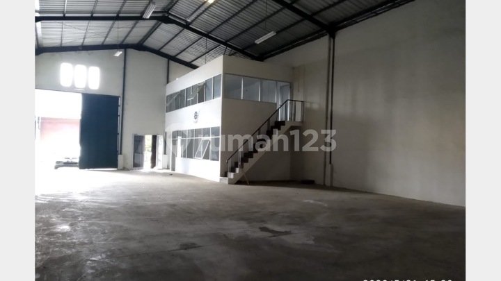 Gudang 1 Lantai dengan Ruang Kantor 2 Lantai, Area Parkir dan Loading Dock, Dekat Gerbang Toll, dan Stasiun KRL di Komplek Pergudangan Bizhub Serpong.