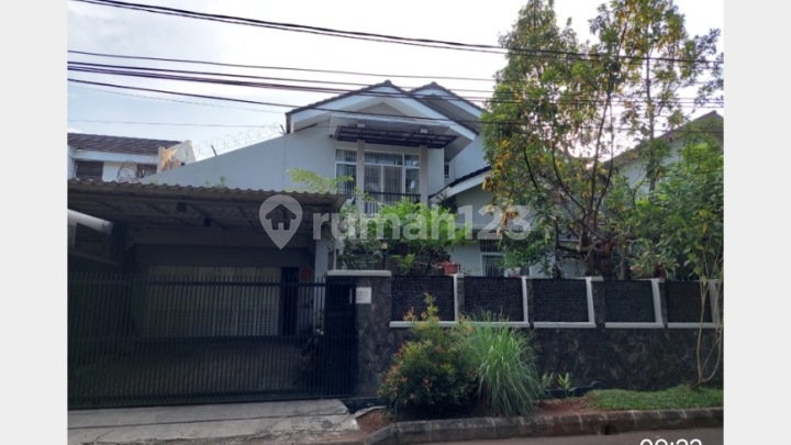 Nice house, riverfront with shady trees, semi-furnished. Freehold certificate, easily accessible, located in CBD BINTARO, Sector 6, South Tangerang.