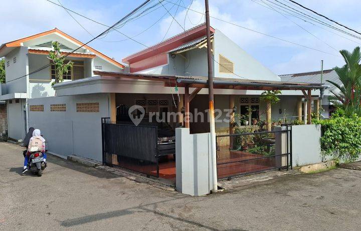 Dijual rumah Hoek di Pondok Jatimurni hanya 750 m dari pintu tol Jatiwarna. 