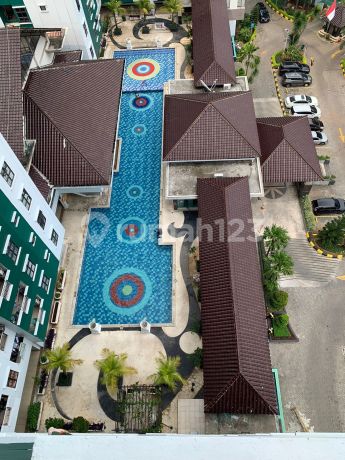 Apartemen strategis, siap huni, lantai sedang, 3 kamar, view city & pool di salemba  jakarta pusat
