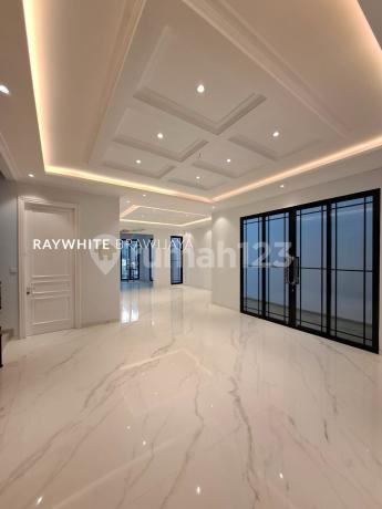 Rumah baru American classic 3lantai dengan kolam renang