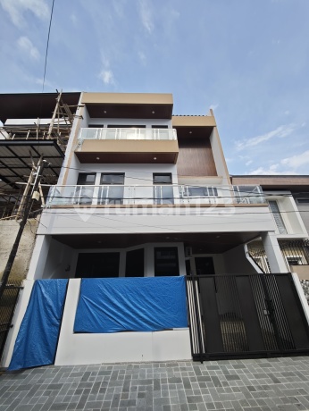 Rumah Baru 3.5 Lantai Puri Indah 8X15 Hadap Barat