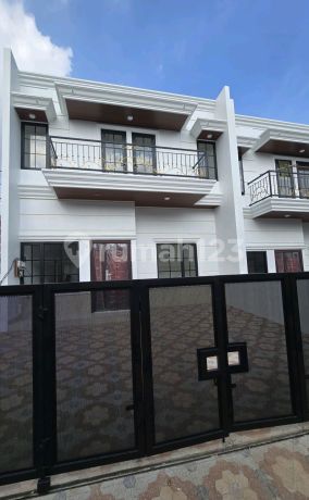 Premium Luxurious Flood-Free Ready-to-Occupy House Near LRT