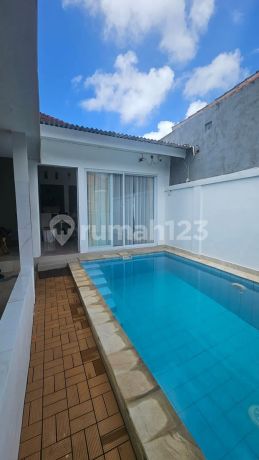 Villa 1 Lantai 3 Kamar Lokasi Strategis Dekat ke Pantai