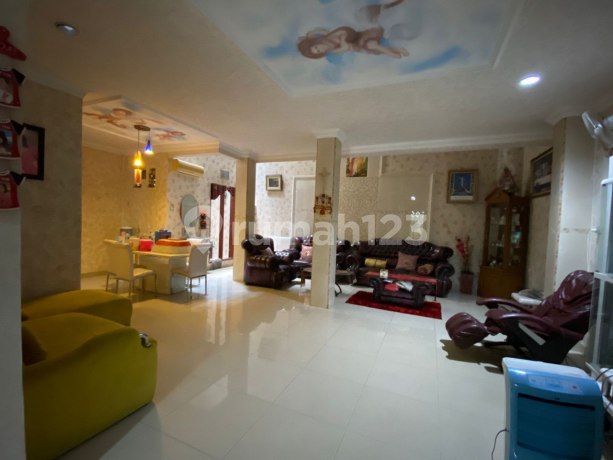 Grand Prima Bintara House, Lega Street