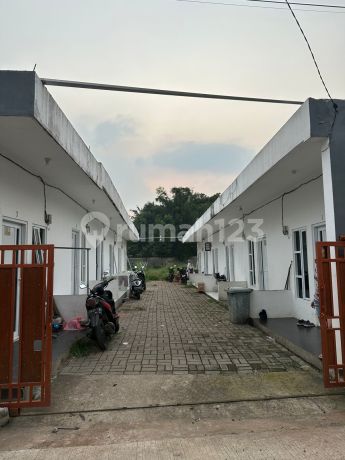 12-door boarding house in a densely populated area, definitely rentable.