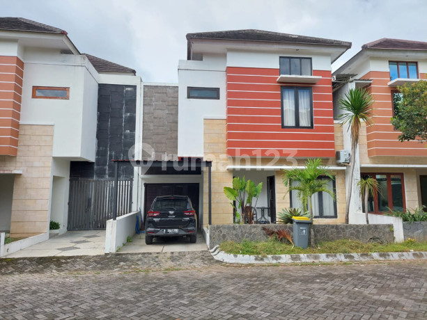 Hunian Exclusive Desain Modern Minimalis, Dalam Perum Royal Maguwo.