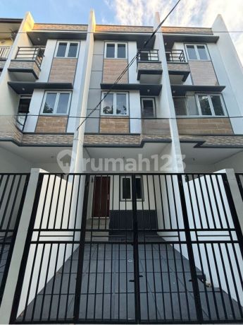 Rumah Taman Ratu di Jalan ratu mawar 3 Lantai SHM Utara