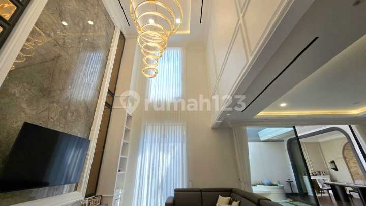 Luxury House Alam Sutera Gramercy, A Step Away from St. Laurensia School, Land Area 312 m² (12x26), Building Area 398 m², High Ceiling, South Facing, Fully Furnished, Excellent Condition.