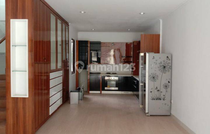rumah modern nyaman di sudirman town house 