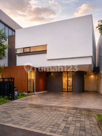 Minimalist House Ready to Occupy in Cilandak Near Andara Toll / Tb Simatupang